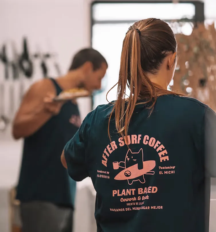 Frau von hinten im After-Surf-Coffee-Shirt von El Michi