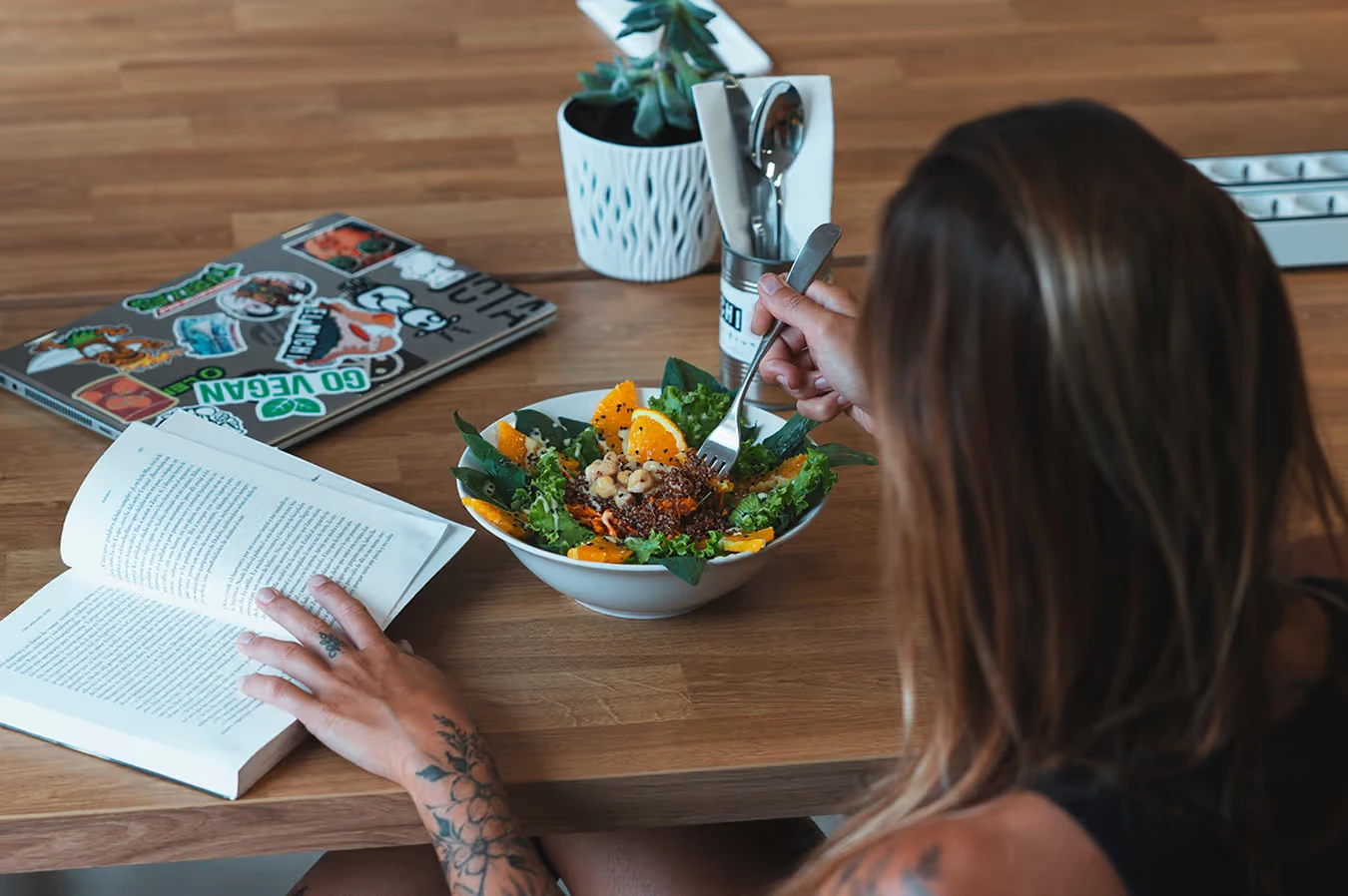 Veganer Bowl neben einem Buch auf dem Tisch